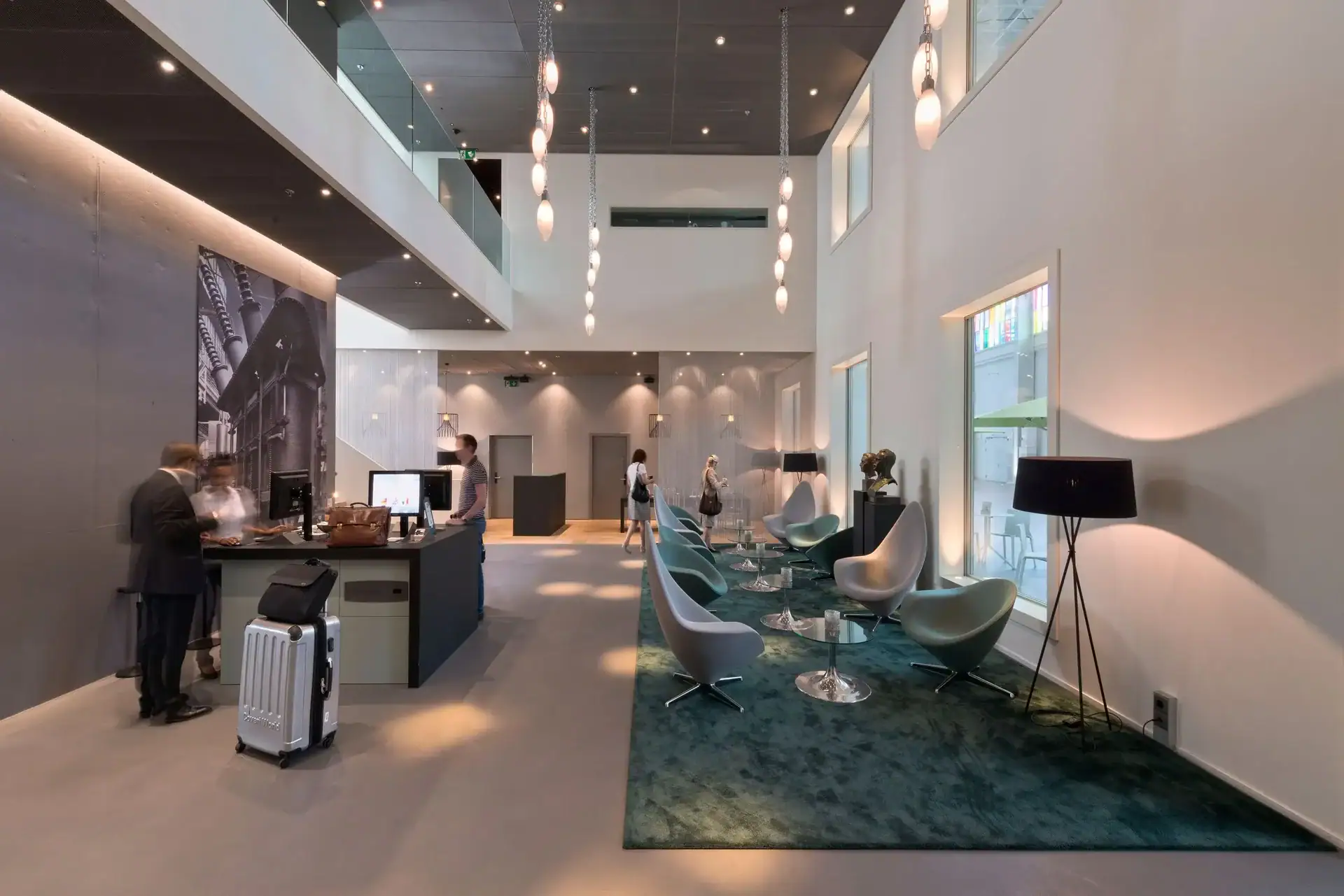 Moderne Hotellobby mit Menschen, Check-in-Schalter, Sitzecke und moderner Beleuchtung.