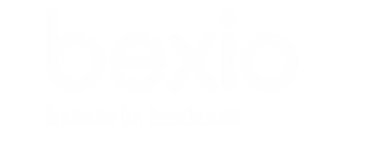 Weisses bexio Logo mit besser im business Text, Innovationstag-Thema, auf hellgrauem Hintergrund.